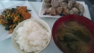 ほうれん草と厚揚げのカレー炒め＋ハーブ入フランク