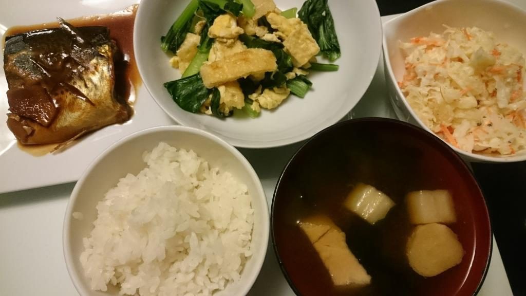 鯖の味噌煮＋コールスローサラダ＋小松菜と油揚げの塩炒め